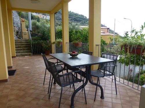 einen schwarzen Tisch und Stühle auf einer Terrasse in der Unterkunft Casa Di Lascio in Maratea