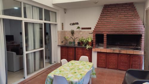 ein Wohnzimmer mit einem Tisch und einem Kamin in der Unterkunft El Escaparate in La Chacarita