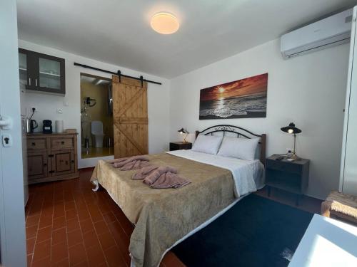 1 dormitorio con 1 cama grande y baño en Stephany's Skyline Studio, en Parikia