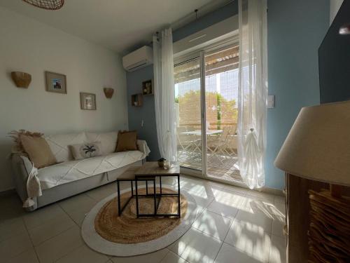 un salon avec un canapé et une grande fenêtre dans l'établissement Corsica Poggio, à Poggio-Mezzana