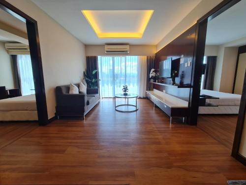 um quarto amplo com uma cama, um sofá e uma mesa em BV2 HotelSuite homestay 2 bedrooms KK City Centre Near Imago em Kota Kinabalu