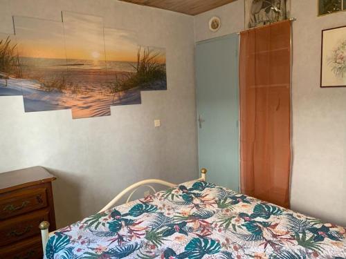 Ένα ή περισσότερα κρεβάτια σε δωμάτιο στο Appartement avec jardinet