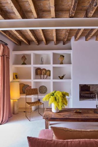 un salon avec une table et un canapé dans l'établissement L'Arlésienne, à Arles