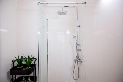 a shower with a glass door in a bathroom at Stellestia apartment in Ofrínion