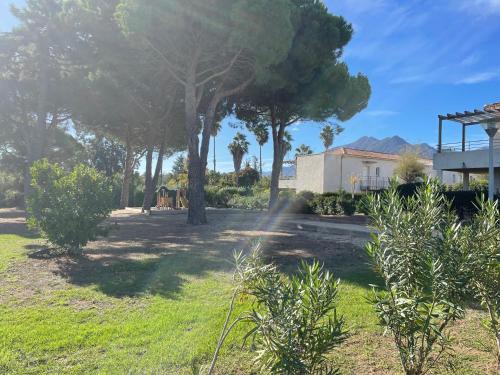 vistas a un patio con árboles y una casa en Corsica Poggio, en Poggio-Mezzana