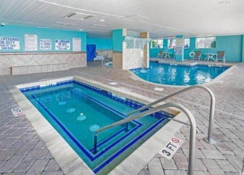 Oceanfront Condo in Myrtle Beach on AR 5th Floorの敷地内または近くにあるプール