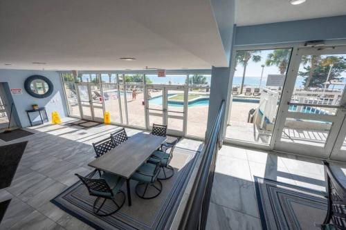 Oceanfront Condo in Myrtle Beach on AR 5th Floorにあるバルコニーまたはテラス