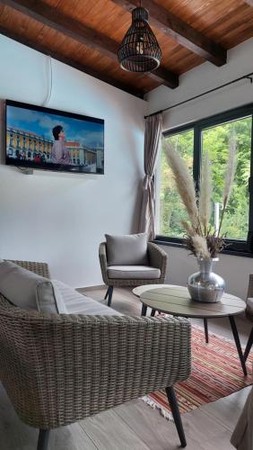 巴尼亞盧卡的住宿－Villa Pampas，客厅配有沙发和桌子