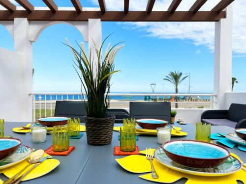 莫哈卡尔Casa con piscina, Mojácar Playa的一张摆着黄色充电器的桌子，可以欣赏海滩景色