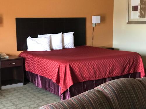 Postel nebo postele na pokoji v ubytování Stamford INN