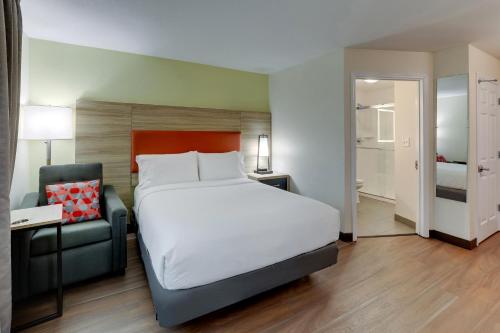 Postel nebo postele na pokoji v ubytování Candlewood Suites Lexington by IHG