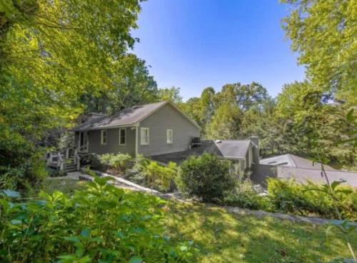 a house in the middle of a yard at Mills Gap Garden close to Asheville in Fletcher