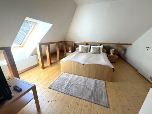 una camera da letto con un grande letto in mansarda di In heart of Trakai you'll find authentic Karaim house a Trakai