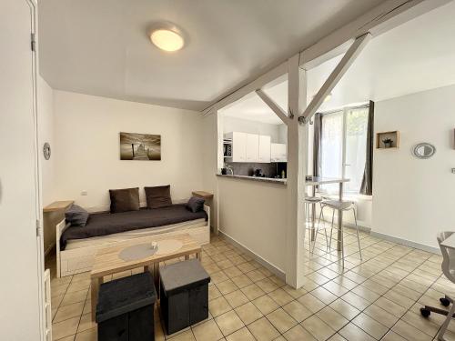 une chambre avec un lit et une table dans une pièce dans l'établissement Les bords du Clain - Entrée Autonome Studio, à Poitiers