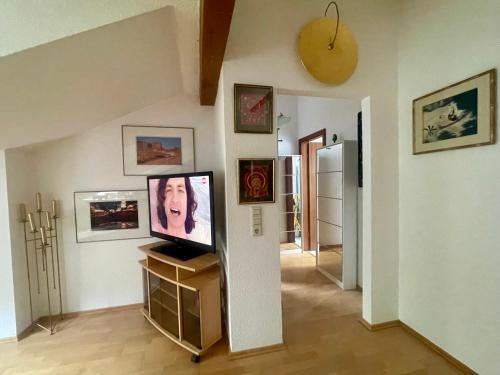 TV o dispositivi per l'intrattenimento presso Wunderschönes großes 3 Zimmer Apartament Zentrum Goldstadt Familienfreundlich mit Garage