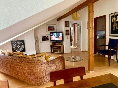 TV o dispositivi per l'intrattenimento presso Wunderschönes großes 3 Zimmer Apartament Zentrum Goldstadt Familienfreundlich mit Garage