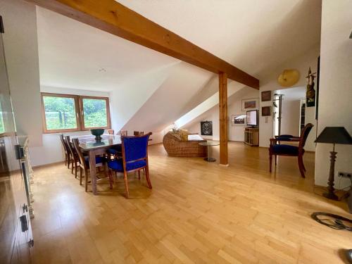 una sala da pranzo e un soggiorno con tavolo e sedie di Wunderschönes großes 3 Zimmer Apartament Zentrum Goldstadt Familienfreundlich mit Garage a Pforzheim