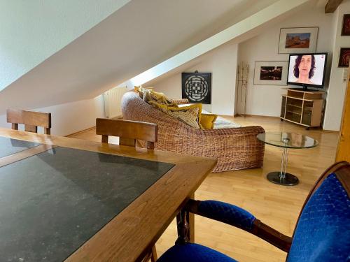 TV o dispositivi per l'intrattenimento presso Wunderschönes großes 3 Zimmer Apartament Zentrum Goldstadt Familienfreundlich mit Garage
