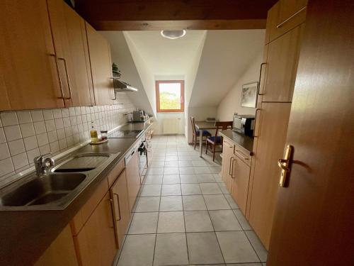 Cucina o angolo cottura di Wunderschönes großes 3 Zimmer Apartament Zentrum Goldstadt Familienfreundlich mit Garage