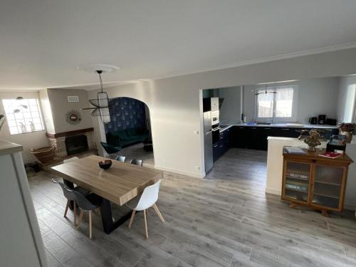 Il comprend un salon avec une table à manger et une cuisine. dans l'établissement Gîte élégant avec grand jardin privé, idéalement situé près des châteaux et activités, tout inclus - FR-1-491-358, à Onzain