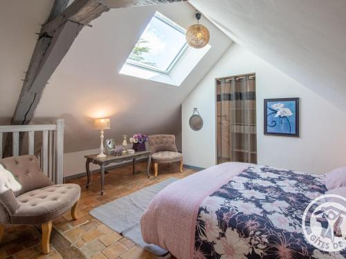 a bedroom with a bed and a skylight at Gîte charmant avec jardin, proche activités nautiques - FR-1-622-75 in Morannes