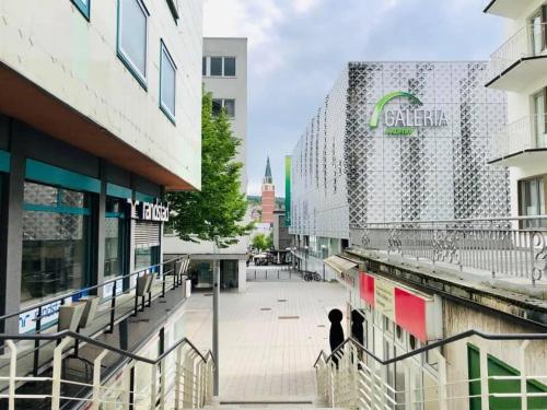 Foto dalla galleria di Wunderschönes großes 3 Zimmer Apartament Zentrum Goldstadt Familienfreundlich mit Garage a Pforzheim