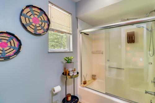 y baño con ducha y cabina de ducha acristalada. en Long Pond Home with Hot Tub about 8 Mi to Kalahari!, en Long Pond