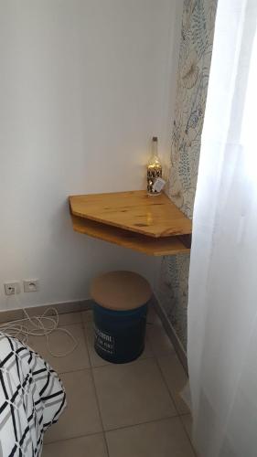 Cette chambre dispose d'une table en bois et d'un tabouret sous un bureau. dans l'établissement Le calme à Léon, à Léon