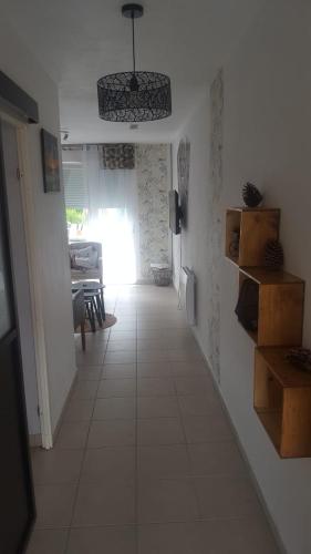 un couloir d'une maison avec salle à manger dans l'établissement Le calme à Léon, à Léon