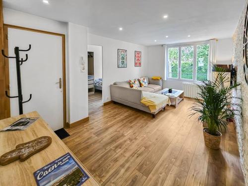 un salon avec un canapé et une table dans l'établissement L'Escale Caennaise, à Caen