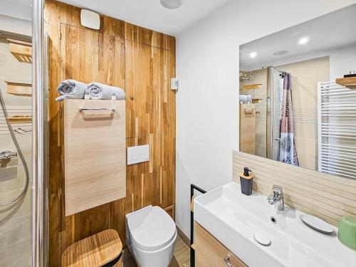 une salle de bain avec un lavabo, des toilettes et un miroir dans l'établissement L'Escale Caennaise, à Caen