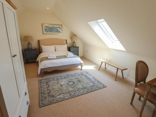 ein Schlafzimmer mit einem Bett und einem Dachfenster in der Unterkunft The Forge in Grimsby