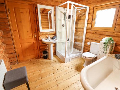 Un baño con ducha, inodoro y lavabo. en 10 Duck Lagoon, en Tattershall