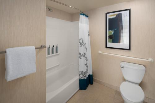 uma casa de banho com um WC e um chuveiro em Residence Inn by Marriott Portland Airport at Cascade Station em Portland