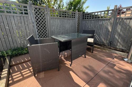 a table and chairs on a patio with a fence at Maisonette Wohnung in Vlotho in Vlotho