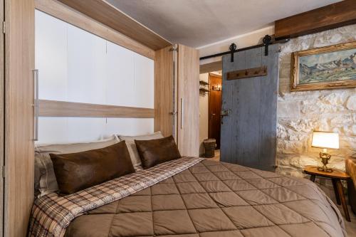 Postel nebo postele na pokoji v ubytování Centro Storico Sestola Wifi e Netflix