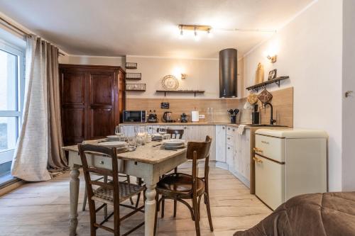 a kitchen with a table and chairs in a room at Centro Storico Sestola Wifi e Netflix in Sestola