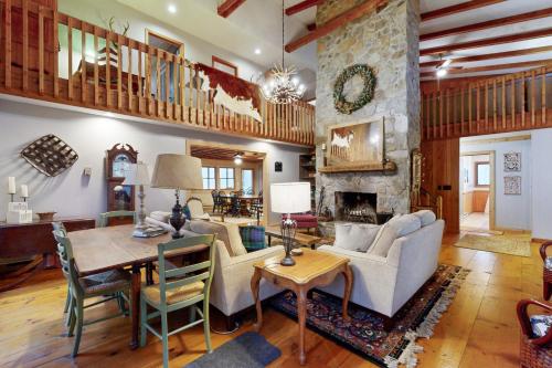 una sala de estar con un sofá y una mesa en Merrywoode, en Lake Toxaway