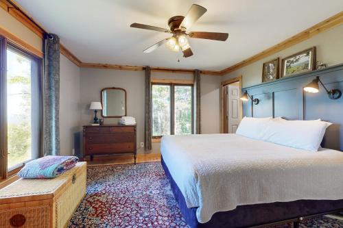 Un dormitorio con una cama y un ventilador de techo. en Merrywoode, en Lake Toxaway