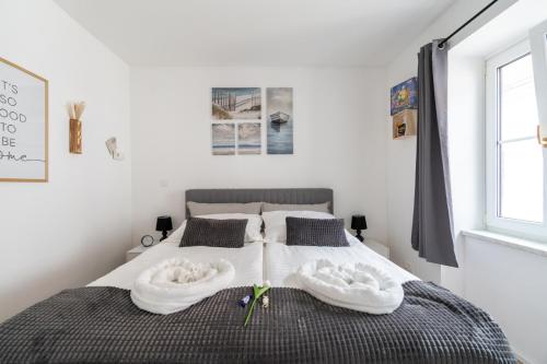 1 dormitorio con 1 cama con 2 toallas en Wachau Oase Stillvoll mit Terrasse, en Mautern