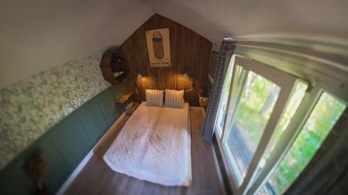 ツェーシスにあるKārkliņi Tiny House & private campsiteのドールハウスの部屋の俯瞰図