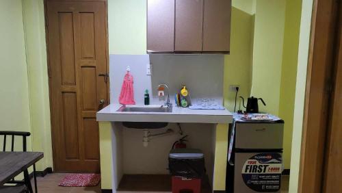 Dapur atau dapur kecil di R and E Guest House