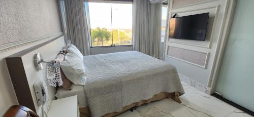 a hospital room with a bed and a window at Antonio's Hotel e Spa - Airport in Brasilia