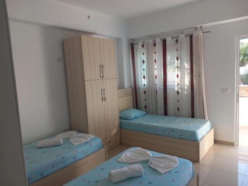 Un dormitorio con dos literas y un espejo. en Ajla Apartment, en Ksamil