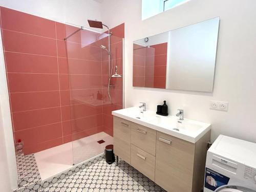 une salle de bain avec une douche, un lavabo et un miroir dans l'établissement Bassin à flot, appartement lumineux et central, à Lorient