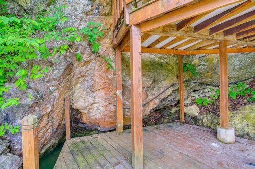 Zahrada ubytování Peaceful South Holston Lake Cabin with Dock and Deck!