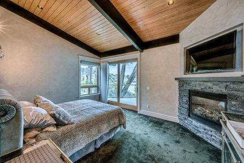una camera con camino e letto di Oceanfront Dream Hideaway and Retreat a Gualala