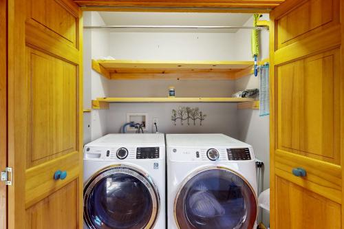 a washer and dryer in a small laundry room at Laeser Lakehome in Minocqua