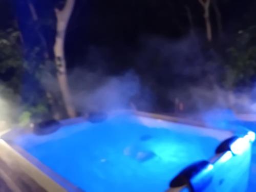 een zwembad met rook die eruit komt bij BREZZA MARINA (LUXURY HOME) in Giardini Naxos