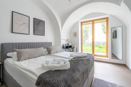 - une chambre avec un lit et 2 serviettes dans l'établissement Wachau Ruhepol / 45m² / Idyllisch mit Gartenterrasse, à Mautern